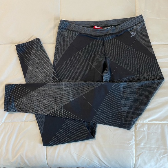 Nike Black & Gray Abstract Leggings - Picture 2 of 7